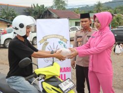 Aksi Bhayangkari Peduli, Polres Konut Bagi Takjil Jelang Buka Puasa
